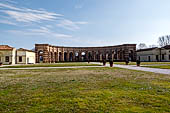 Mantova, Palazzo Te - Esterno, l'emiciclo dell'esedra 